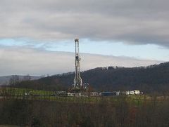 File:240px-640px-Marcellus Shale Gas Drilling Tower 2.jpg