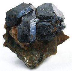 File:240px-450px-Uraninite-usa32abg.jpg