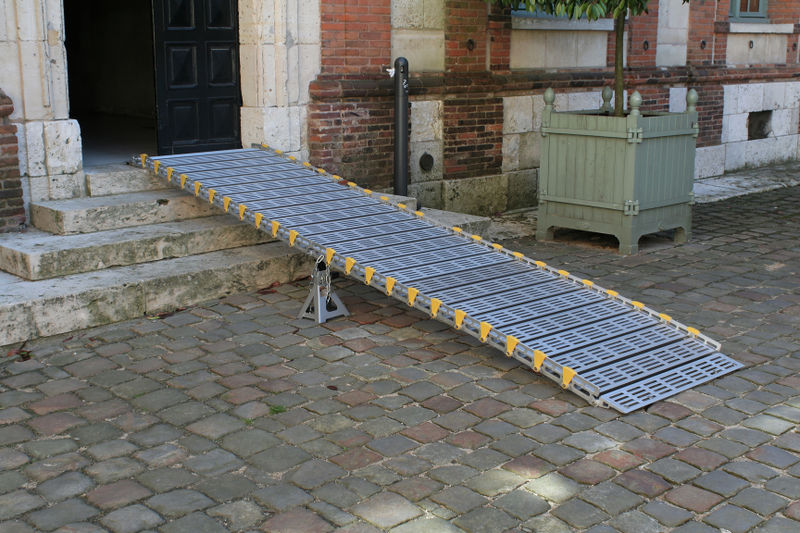 File:800px-Chartres, Hôtel Montescot 08 rampe PMR.jpg