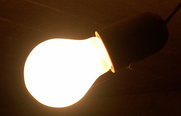 File:640px-Incandescent light bulb on db.jpg