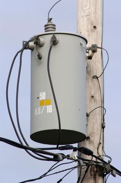 File:600px-Pole-mounted distribution transformer.jpeg