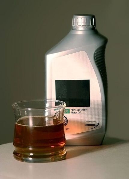 File:645px-720px-Motor oil.JPG