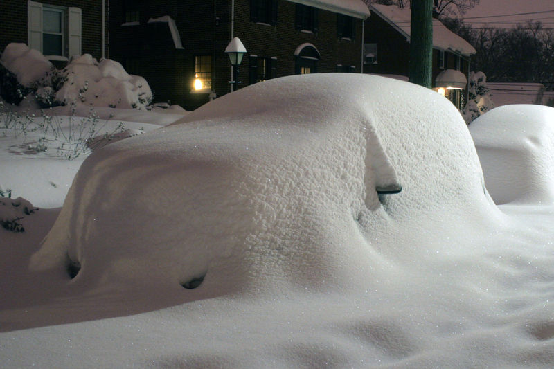 File:Blizzard aftermath car + 23.5 inches of snow.jpg