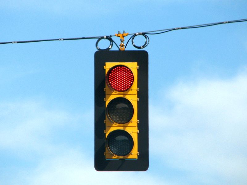File:LED traffic light on red.jpg