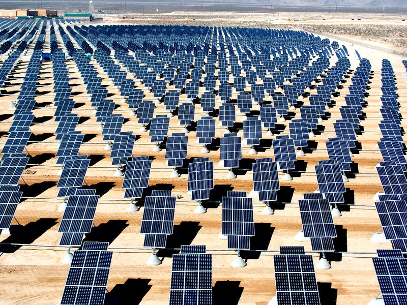 File:Giant photovoltaic array.jpg
