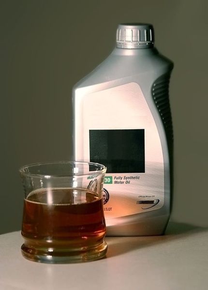 File:640px-Motor oil.JPG