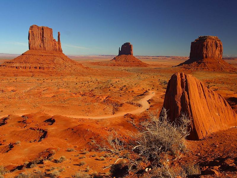 File:Monument-valley-towers.jpg